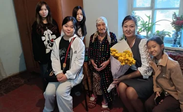 "Қарттарым – қазынам": Алматыда мектеп оқушылары ардагер әжеге құрмет көрсетті