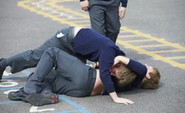 Смертельный удар: в школьном туалете после драки погиб подросток