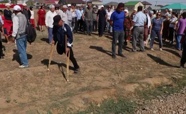 Годы ожиданий: в Актобе сельчане жалуются на отсутствие дорог и автобусов