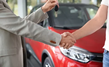 Автосалоны навязывают допуслуги: что нужно знать покупателям