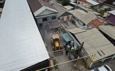 Алматыда заңсыз салынған монша кешені сүріліп жатыр