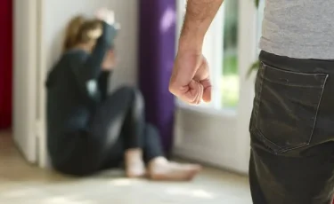 Балаларымның көзінше сабады: жақ сүйегі сынып, миы шайқалған келіншек әділдік іздеп әлек