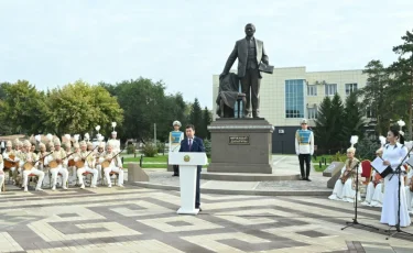 Почет, память, признание: как прошла церемония открытия памятника Міржақып Дулатова в Костанае