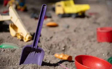 Сырая угроза: почему осенние песочницы опасны для детей