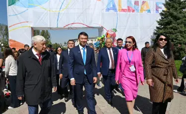Аким Алматы Дархан Сатыбалды посетил фестиваль Alma Fest-2025