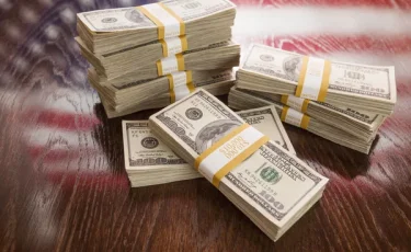 Стремление ввысь: что происходит с долларом в Казахстане