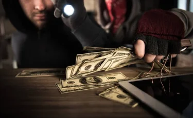 Крупный грабеж в Алматы: у горожанина похитили многомиллионную сумму