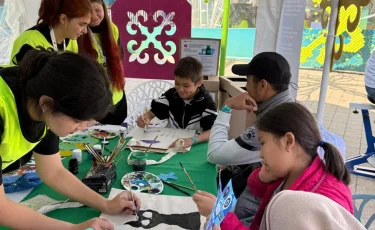 Алматинские школьники разработали чернила из смога: проект представлен в экозоне международного турнира