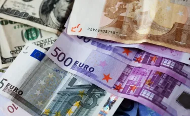 Курс евро и доллара в обменниках Астаны и Алматы 5 октября 2025