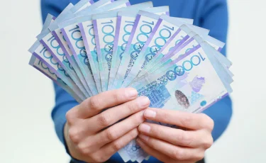 Казахстанцы получат праздничные выплаты к 25 октября