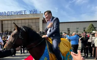 Ерім дейтін елі болмаса: аудан халқы Бекжан Тұрысқа ат мінгізді