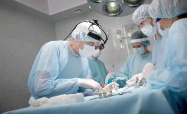 Нестандартное лечение: женщина играла на музыкальном инструменте прямо на операционном столе