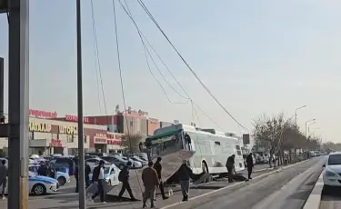 Протаранил остановку: женщина и ребенок пострадали в результате ДТП на алматинской барахолке