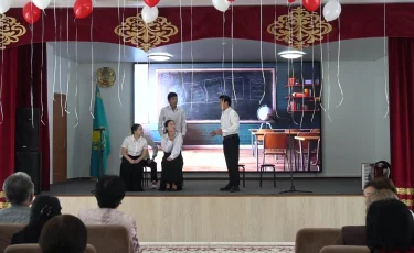 Ұстазыма рақмет: Алматы мектептерінің бірінде оқушылар қойылым қойды