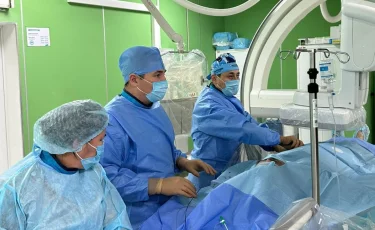 Сосудистые хирурги ЦГКБ Алматы помогли пациенту избавиться от симптомов Стил-синдрома