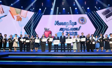 Алматы қаласының әкімі мұғалімдерді кәсіби мерекесімен құттықтады