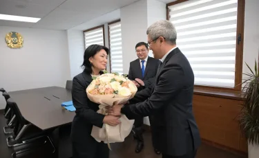 Мемлекеттік қызмет ардагері Роза Моданова арнайы төсбелгімен марапатталды