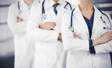Белые халаты - в почете: казахстанским врачам подняли зарплату почти втрое