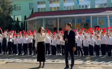 Екі мыңнан астам оқушы Қазақстан ұстаздарына арнап ән шырқады