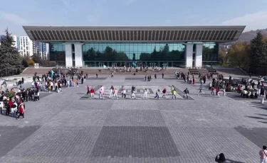 Жаса, Қазақстан: тысячи алматинцев приняли участие в масштабном флешмобе