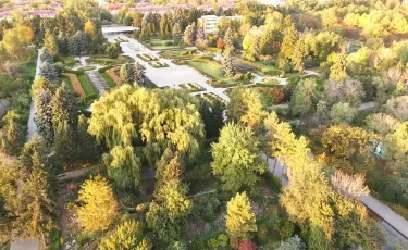 Қала келбеті: Алматыдағы ботаникалық бақ қызметкерлері өсімдіктерге қыста қалай күтім жасайды