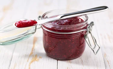 Зачем нужны спички в банке с вареньем: неожиданный лайфхак
