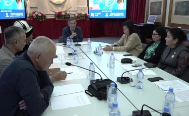 Сиськи арасындағы қалың әтештер