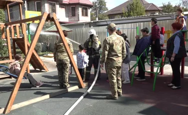 Алматинские спасатели уделили внимание деткам кризисного центра