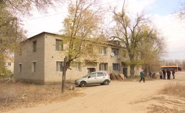 "Түнде ұйықтай алмаймыз": Ақтөбеде апатты үйдің халқы үреймен өмір сүріп жатыр