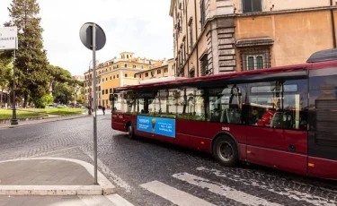 По улицам Барселоны курсируют автобусы с фотографиями Димаша Кудайбергена