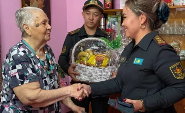 Курсанты и военнослужащие поздравили жителей дома «Қамқор» с Днём пожилых людей