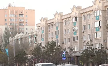 Елорда көк тумен көмкерілді: Республика күні қарсаңында мыңнан астам байрақ ілінді