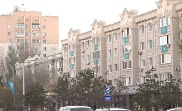 Елорда көк тумен көмкерілді: Республика күні қарсаңында мыңнан астам байрақ ілінді