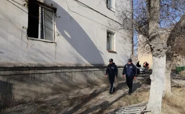 Ұлытауда полицейлер өртеніп жатқан үйдің ішінен үш баланы аман алып шықты