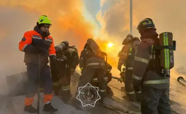 На газоблочном заводе в Астане вспыхнул крупный пожар