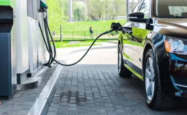 Үкімет бензин мен дизель отынының бағасын көтеруге мораторий енгізеді