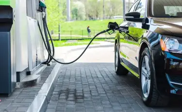 Үкімет бензин мен дизель отынының бағасын көтеруге мораторий енгізеді