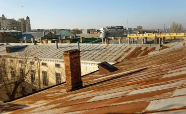 Карлсон "в законе": полицейские Актобе задержали похитителя кабеля с крыш домов (видео)