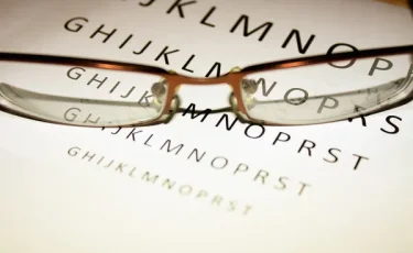 Ученые создали имплант, позволяющий людям, потерявшим зрение, вновь различать текст