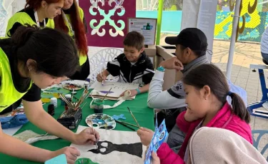 Алматы түтінінен жасалған сия, велошредер және қайта өңделген пластиктен жасалған шахмат