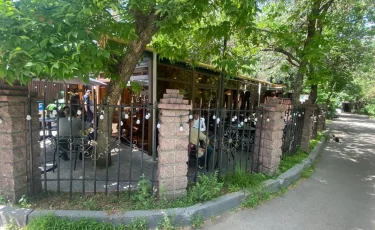 В Алматы снесли очередную незаконную пристройку