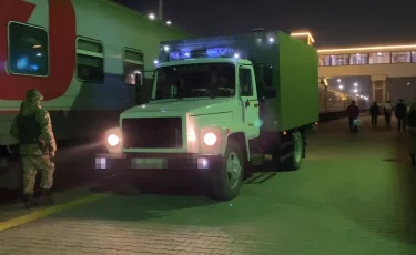 Жетісу облысында 500-ге жуық көлікті заңсыз тіркеген қылмыстық топ мүшесі елге қайтарылды