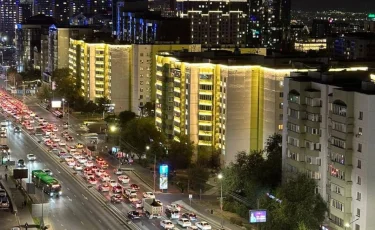 В Медеуском районе обновляют фасады и устанавливают архитектурную подсветку домов