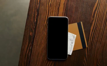 Мифы и реальность: что случится, если держать смартфон рядом с банковской картой