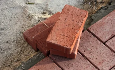 Личная неприязнь: женщина проникла в дом соседки и бросила кирпич в нее