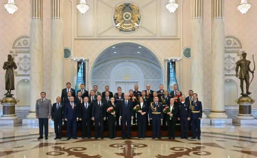 Өзге үшін басын қатерге тігу – нағыз ерлік: Президент бір топ азаматты мапататтады