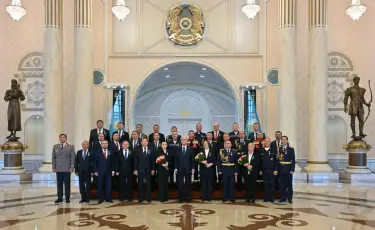 Өзге үшін басын қатерге тігу – нағыз ерлік: Президент бір топ азаматты мапататтады