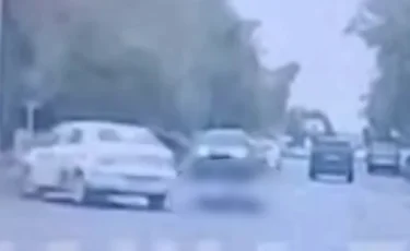 Жолда зейнеткер отырған көліктің есігі ашылып, құлап түсті