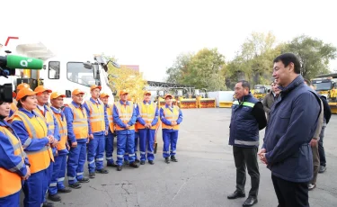 Аким Алматы поручил улучшить условия труда и повысить оплату сотрудникам коммунальных служб