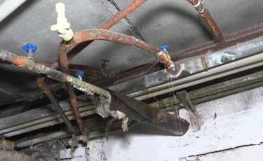 Шатыры желге ұшып, құбырлары шіріп кеткен: Таразда көпқабатты үйдің жаңғырту жұмыстары басталмай жатып тоқтап қалған